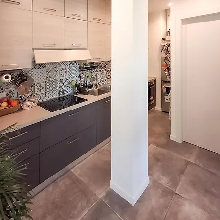 Bright One-bedroom Near Isola *