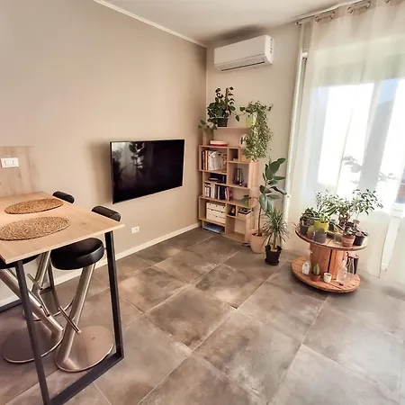 Bright One-bedroom Near Isola 米兰